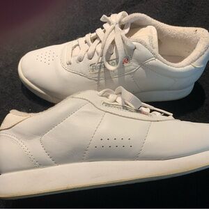 Reebok Classic sneakers size 7. Like new.